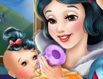 Play Free Snow White Baby Feeding
